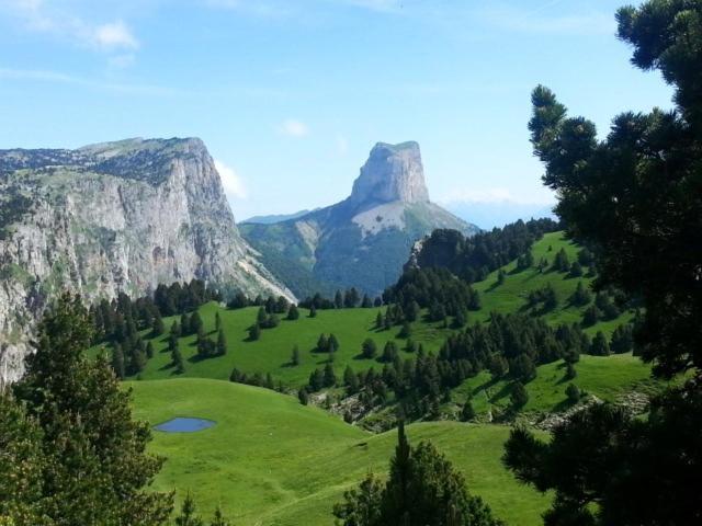 Gite De Charme : La Grange Au Lac Azur Treffort  Экстерьер фото